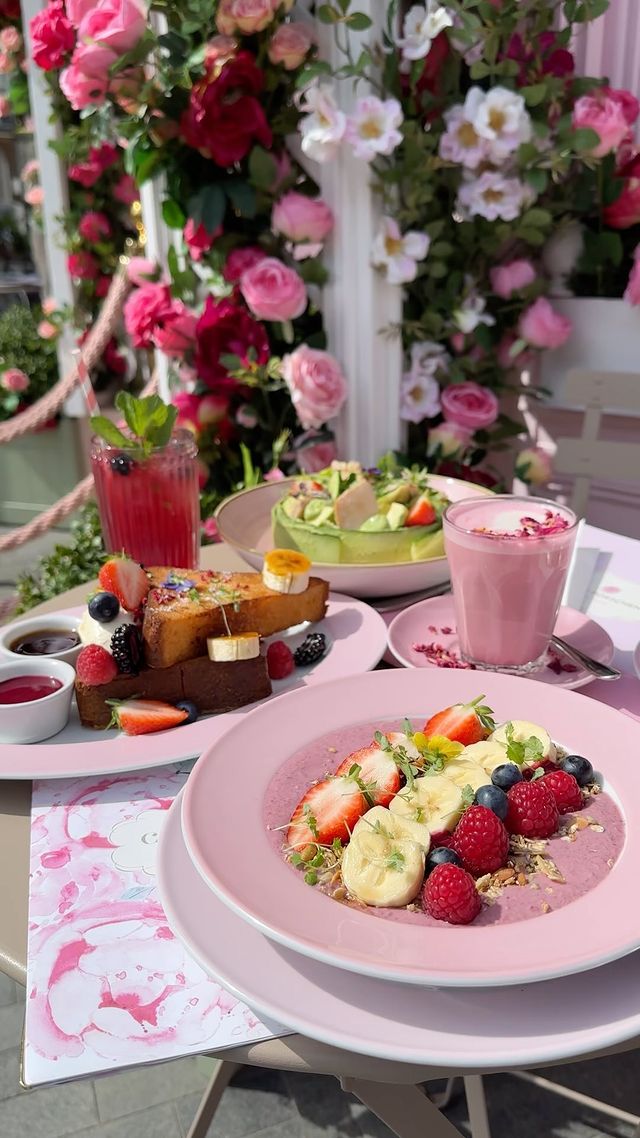 Instagram post by @london.foodguide for Peggy Porschen. Caption reads: [...] seen such a beautiful brunch? 💖 Ad....
