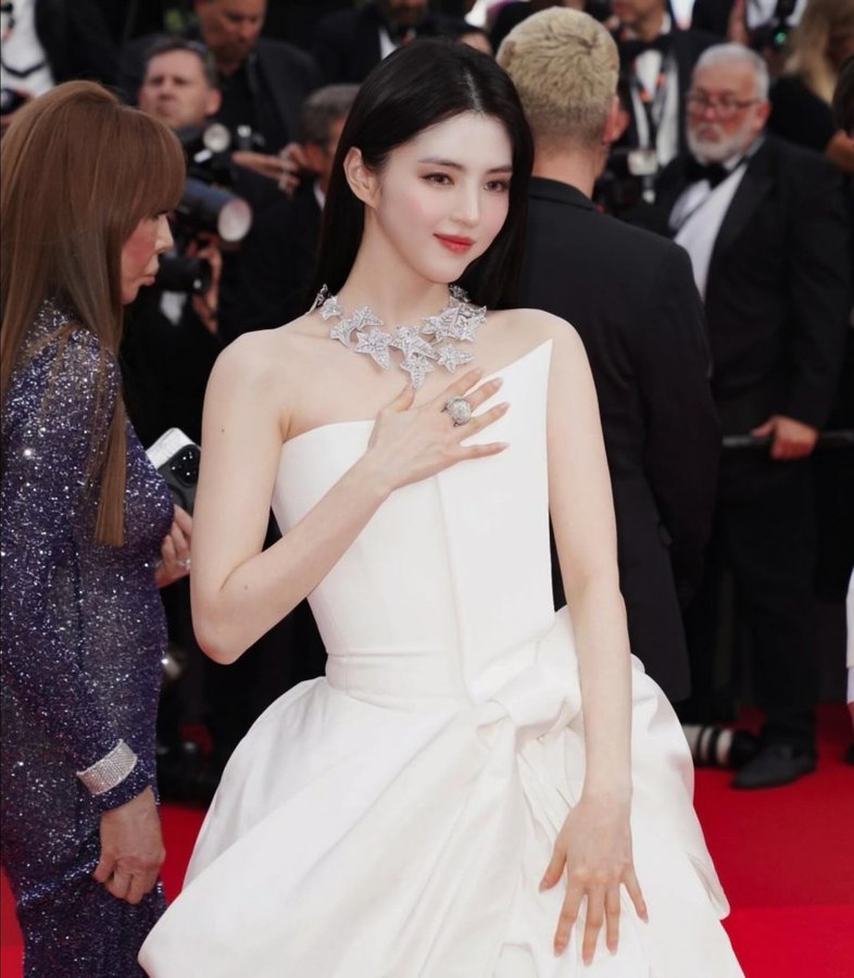 Instagram post by @xeesoxee for Boucheron. Caption reads: 🫁.