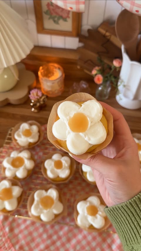 Instagram post by @skylermmann for Betty Crocker. Caption reads: [...] 🌼🧁🫶🏻 ✨Recipe: -use one box of....