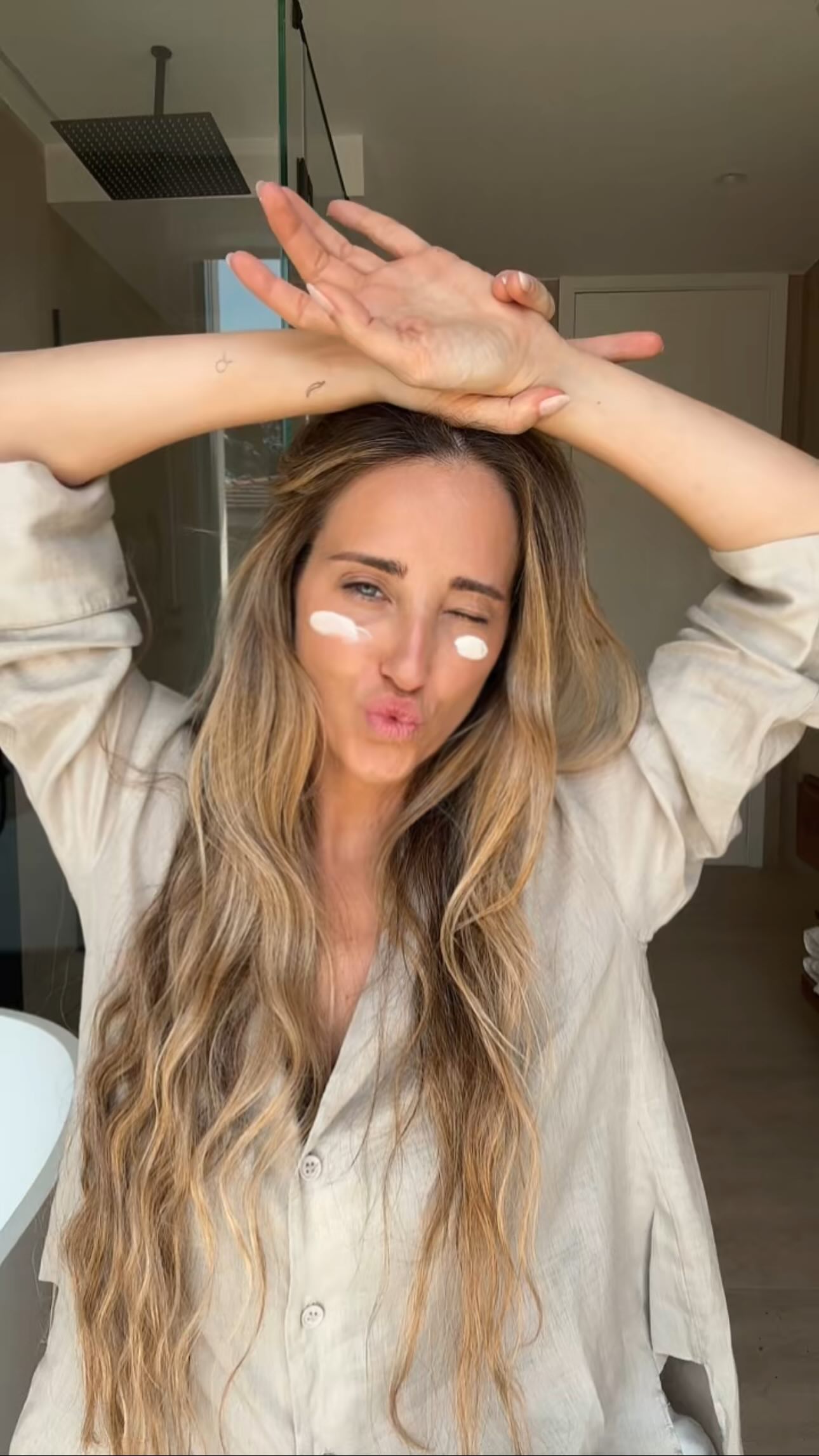 Instagram post by @meriloves for Avène. Caption reads: A todas las que como a mí no os gusta la sensación....