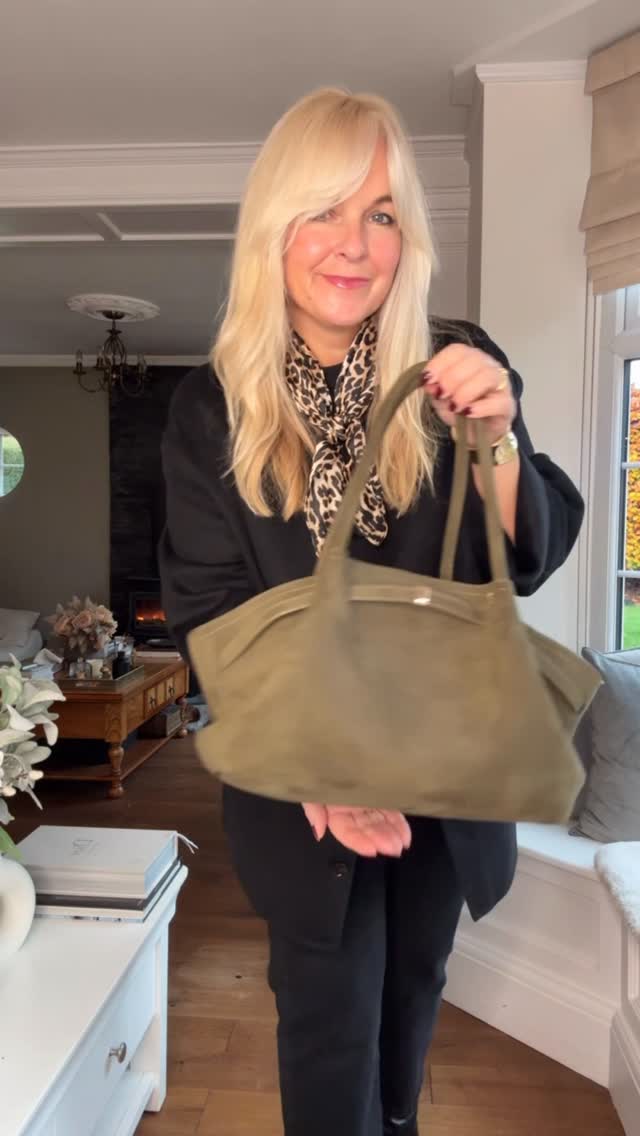Instagram post by an influencer for Auree Jewellery. Caption reads: [...] shirt @freemans Earrings @aureejewellery Bag....