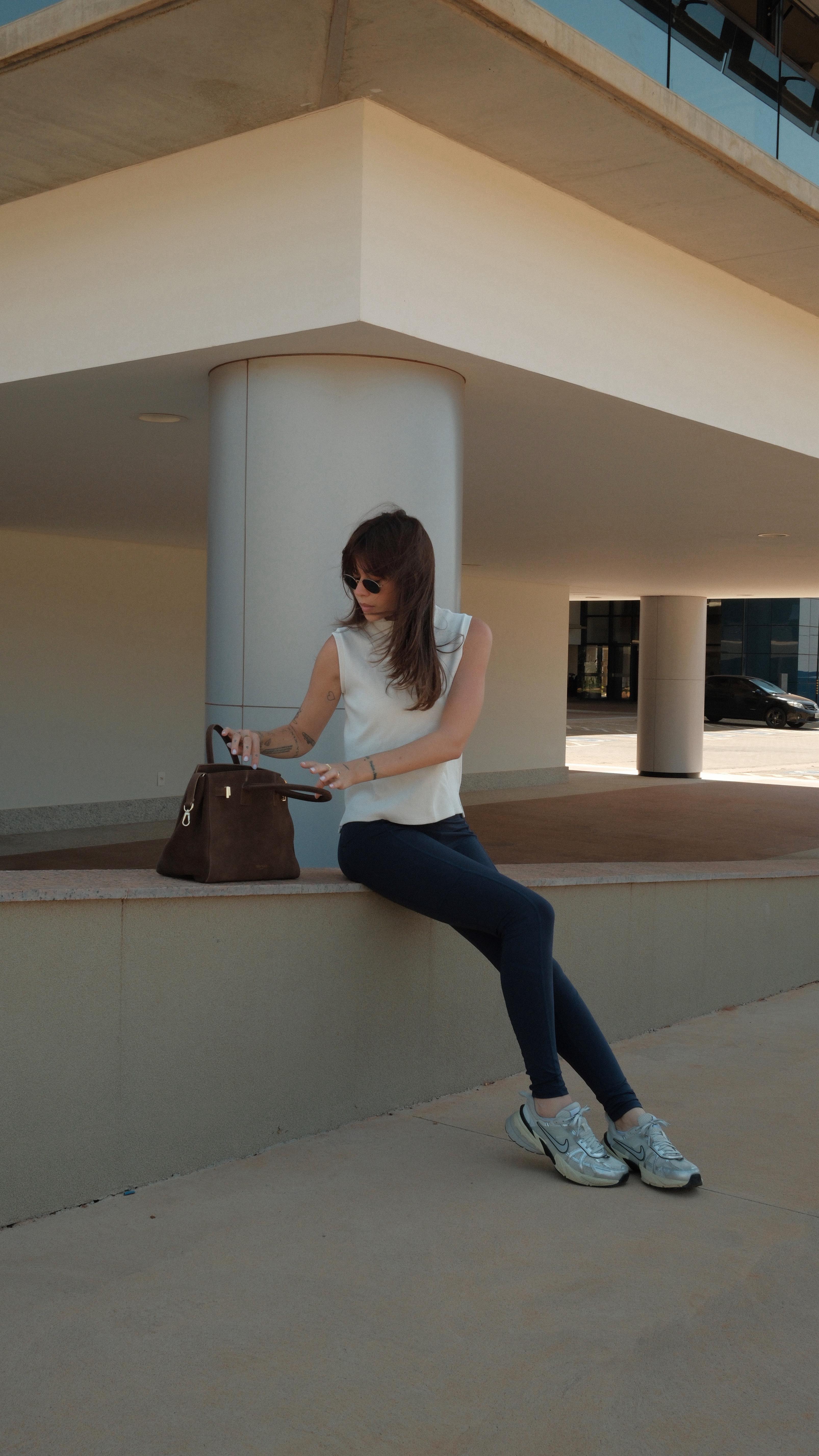 Instagram post by @flacavasotti for Insider Store. Caption reads: Legging que não marca com recortes anatômicos e....