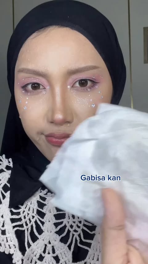 Instagram post by @putrikrnya_ for Glad2Glow. Caption reads: Zuzurr gaperih dimata like it!😍 @glad2glow....