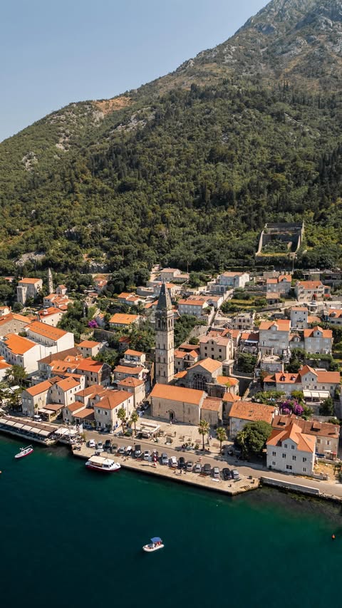 Instagram post by @wherejesstravels for Skyscanner. Caption reads: [...] by booking in advance. I always use....