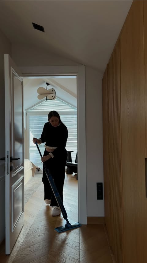 Instagram post by @damlaaltun for Philips Ev Ürünleri. Caption reads: Bana temizlik yapmaktan keyif aldıran ürünlerde....