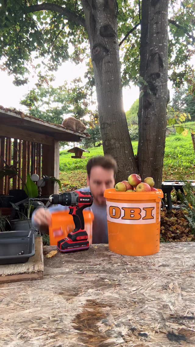 Instagram post by @julianmediahouse for OBI Österreich. Caption reads: Eine Obstpresse für 40€ bauen? 🤯🍎
Ein Kübel, ein....