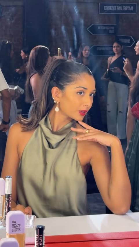 Instagram post by @sheenablends for Spotify. Caption reads: [...] crossover thanks to @maybelline_ind &....