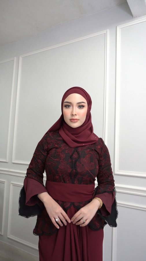 Instagram post by @ainulhidayaah for HIJABISTAHUB. Caption reads: GRWM with baju raya from @hijabista.hub! 
Ainul....