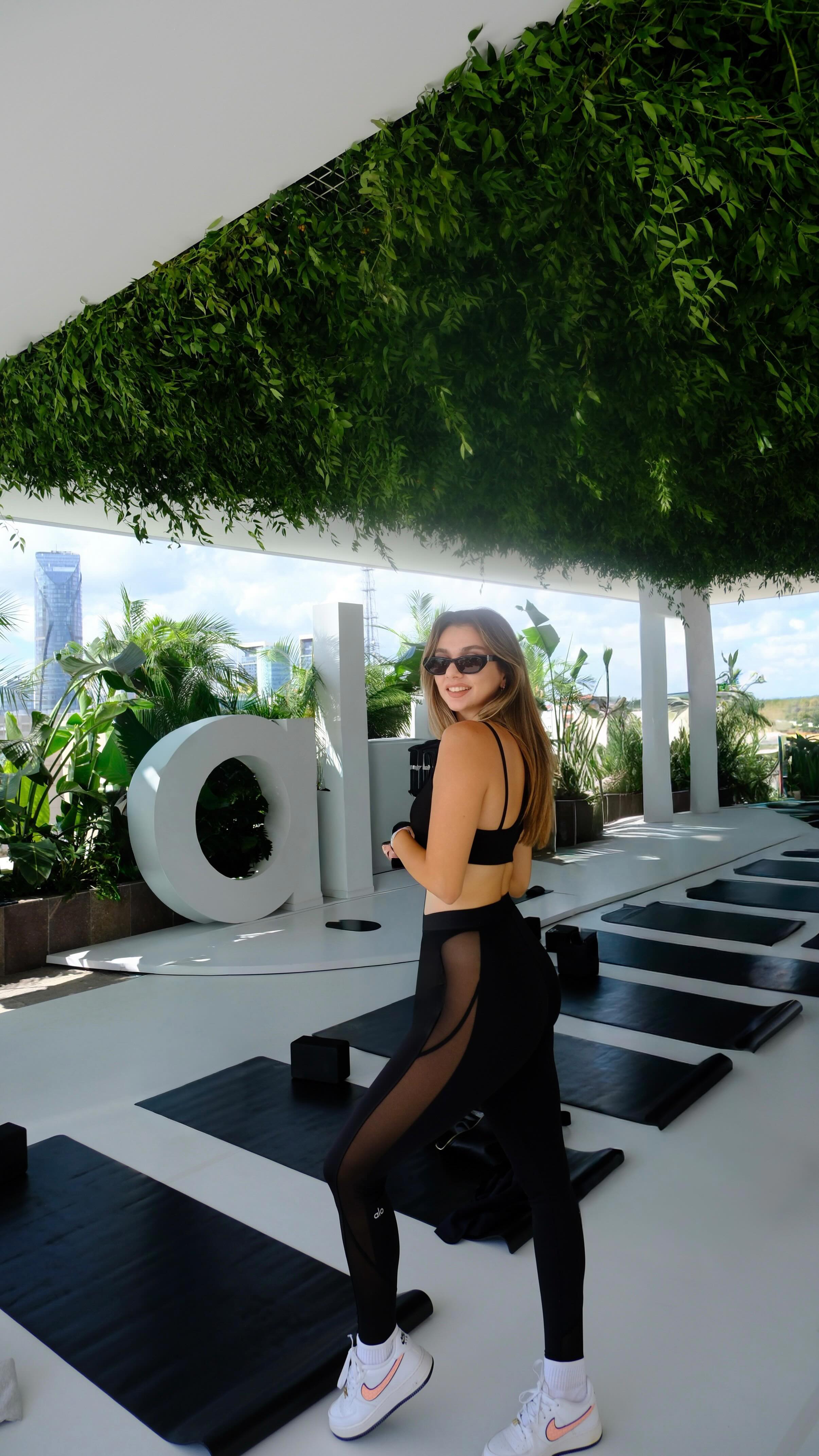 Instagram post by @laraamarangoz for Alo Moves. Caption reads: Morning🩰✨🤍
@alo @alowellnessclub 

#reklam....