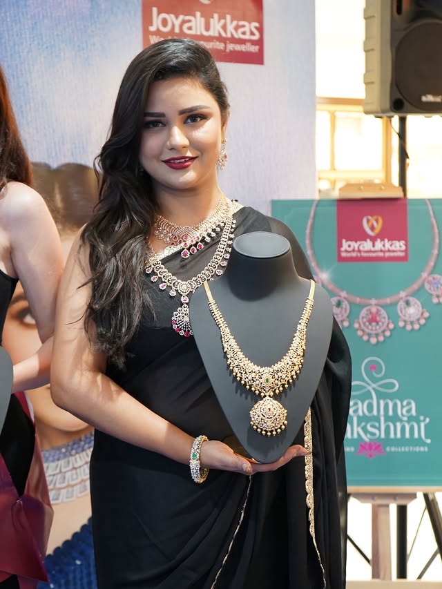 Instagram post by @nashiis_official_ for Joyalukkas. Caption reads: [...] Brilliance Jewellery Show with....