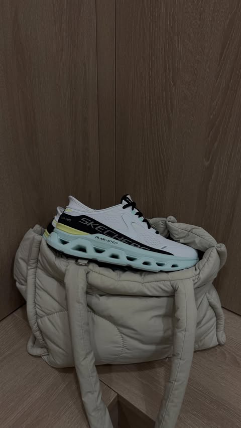 Instagram post by @randikennedy_ for SKECHERS. Caption reads: [...] being hands free - is easy with the new....