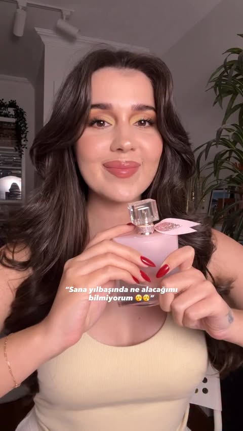 Instagram post by @mervekutlu for Hourglass Cosmetics. Caption reads: Artık biliyorsuuuunnn 👉🏼👈🏼🫠❤️🙊
Gösterdiğim....