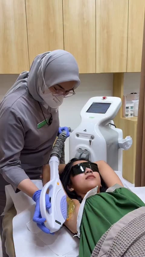 Instagram post by @deassfra_ for ZAP Clinic. Caption reads: [...] combo 🥰....