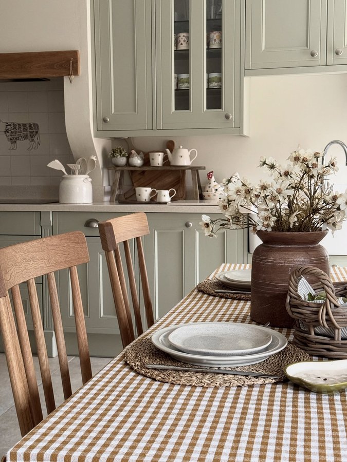 Instagram post by @shipponbarn for The Cotswold Company. Caption reads: Autumn in our kitchen 🍂🧡🤎🍁🕯️

Ad Fast....