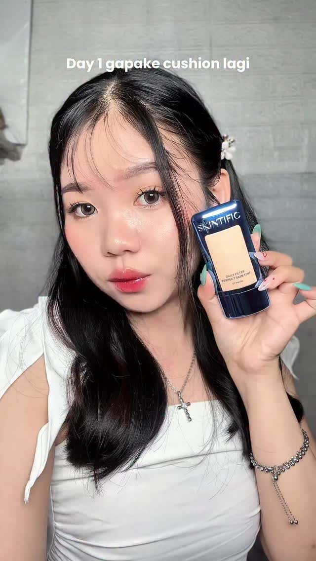 Instagram post by @supingg_02 for Skintific. Caption reads: [...] teksturnya lebih ringan😍 #skintific....