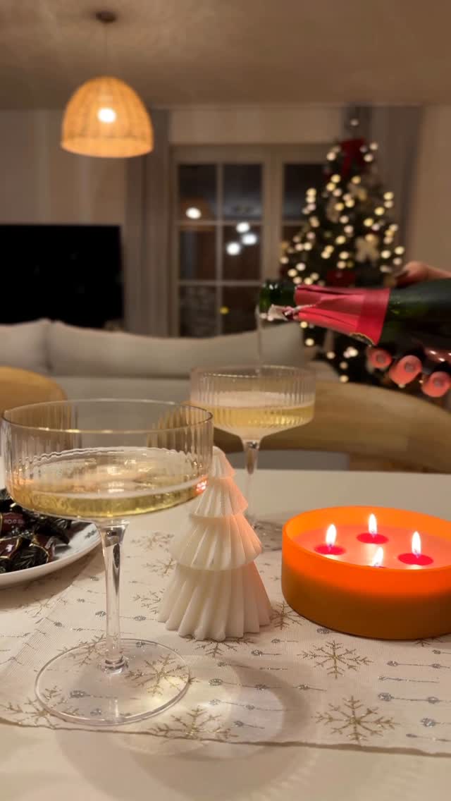 Instagram post by @cocktailsandcuddles for bol. Caption reads: Advertentie @bol | Wat als we cadeautjes inpakken....