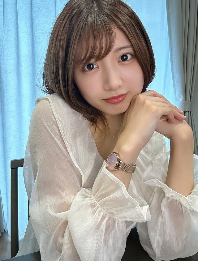 Instagram post by @na_chan.12.11 for Olivia Burton. Caption reads: [...] 鮮やかな色合いがお気に入りです·͜· ꕤ︎︎ #PR #oliviaburton....