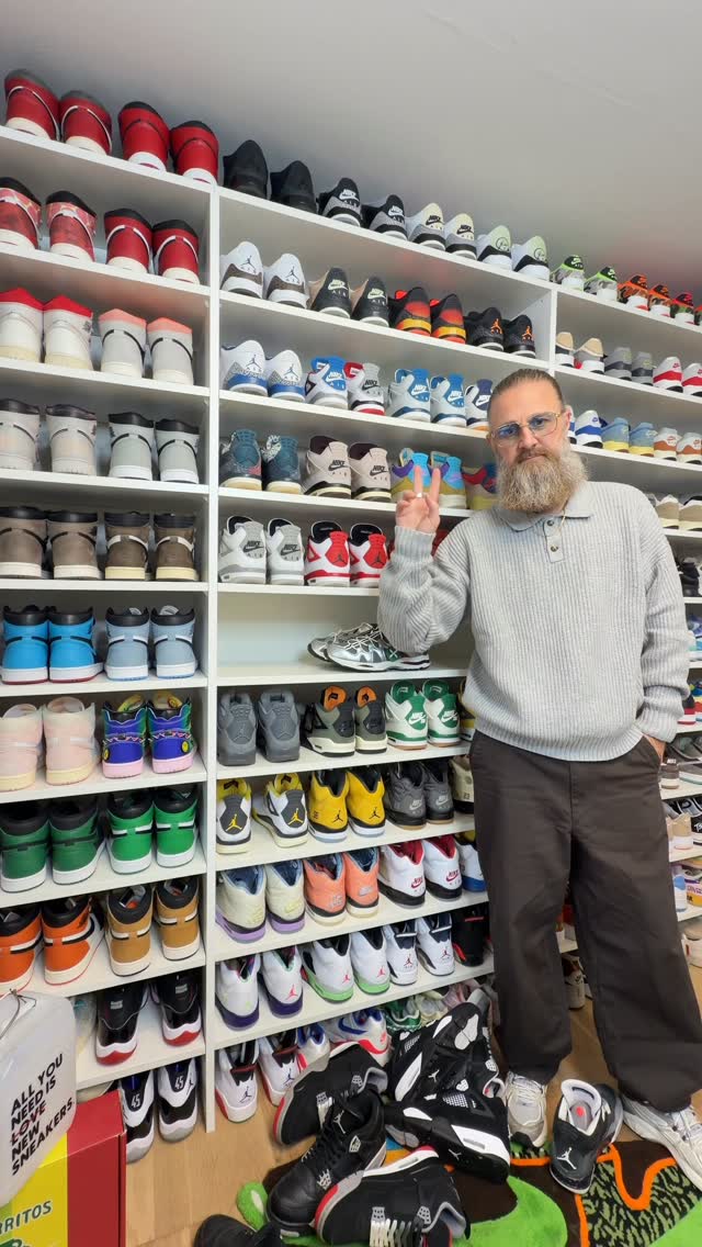 Instagram post by @robbi_ak for Kith. Caption reads: REKLAME// You can find me in the club..(without....