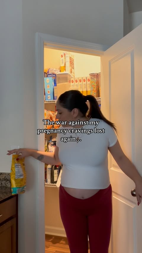 Instagram post by @alythebagel for Hippeas. Caption reads: [...] is happy 😋🩷 • • • #glutenfreesnacks....