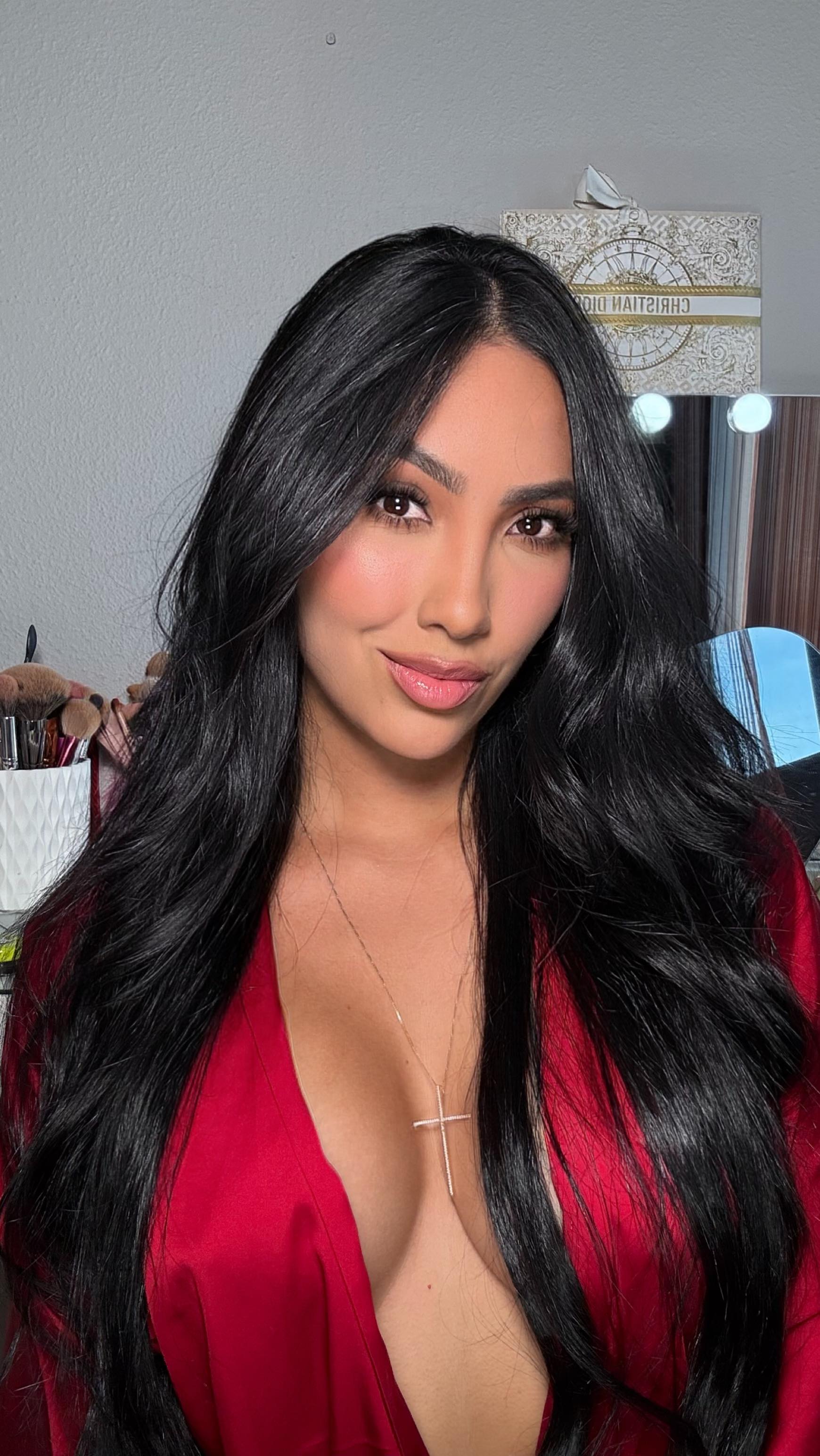 Instagram post by @dulcehadithh for ARDELL Beauty. Caption reads: Amo demasiado este sistema press on de....