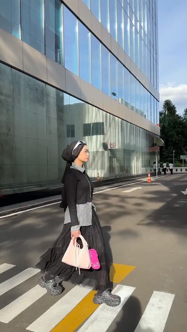 Instagram post by @nolaclr.a for Crocs. Caption reads: cool, comfy, and totally customizable with my fave....