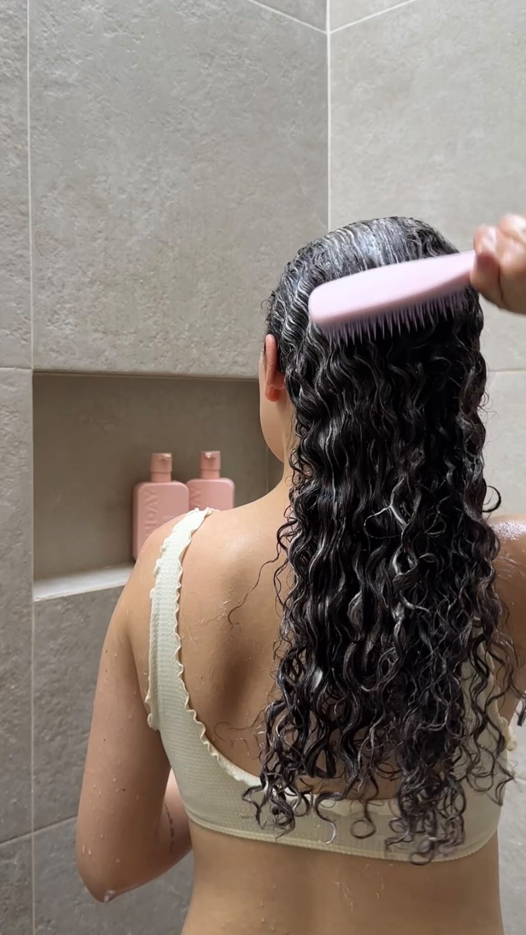 Instagram post by @itsferestrada for MONDAY Haircare. Caption reads: [...] toda mi rutina de @mondayhaircare en un solo....