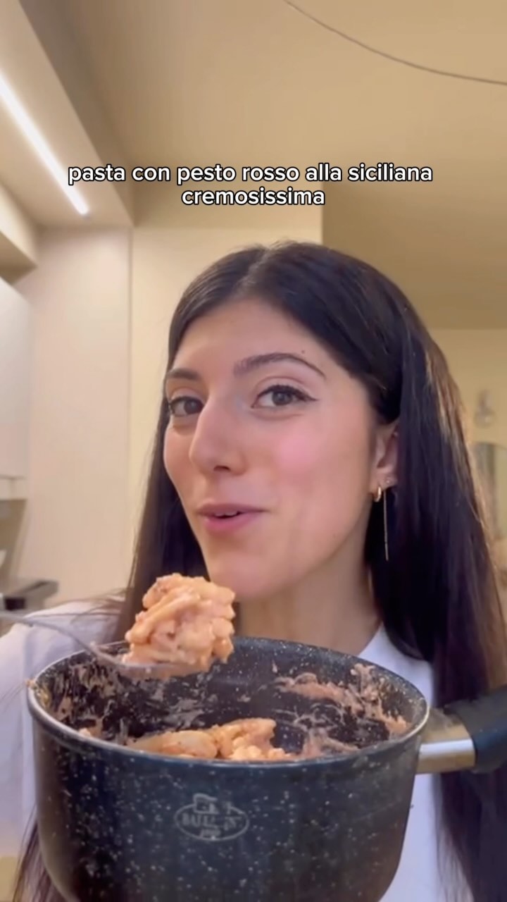 Instagram post by @martinabaiardi.fitnessfood for HelloFresh. Caption reads: PRANZO PRONTO IN 7 MINUTI? Grazie a....