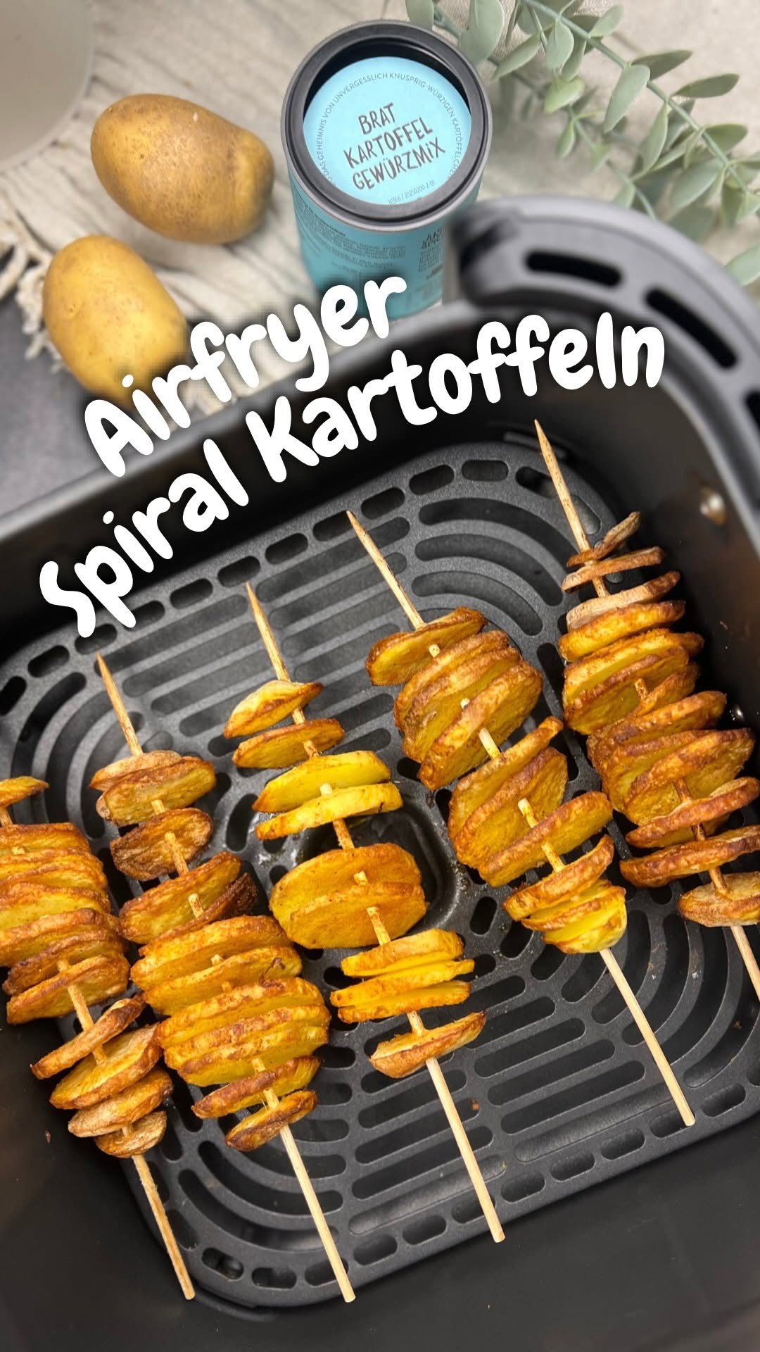 Instagram post by @christina.fitbalance for justspices. Caption reads: 🍟 Airfryer Spiral Kartoffeln 

einfach, fettarm &....