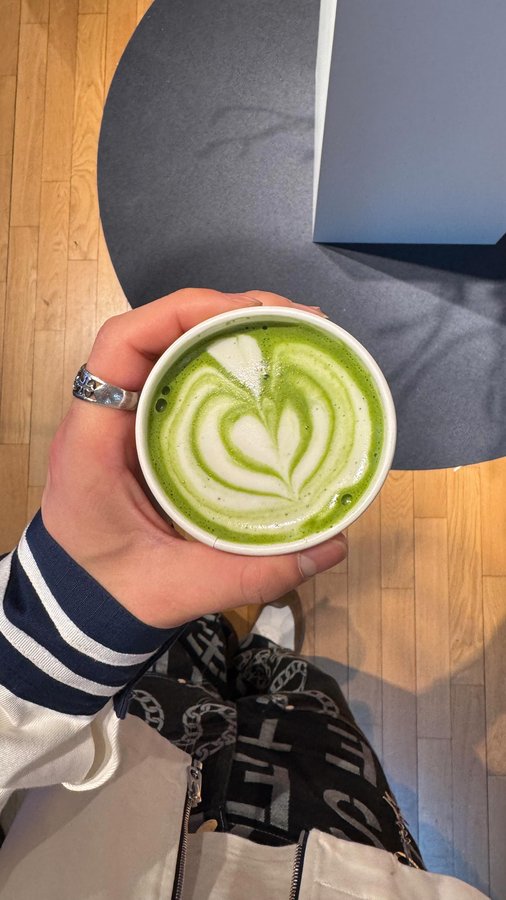 Instagram post by @alexgoyaa for KENZO Parfums. Caption reads: 🌸💙.