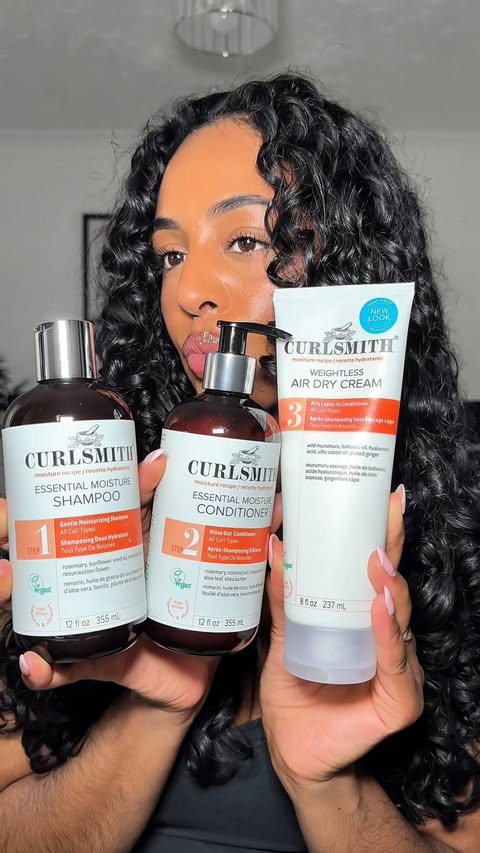 Instagram post by @__claudiasilvaaa for CURLSMITH. Caption reads: AD | Wash day with simple with @curlsmith_europe....