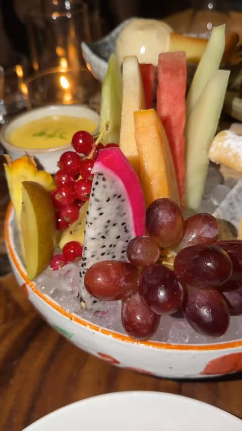 Instagram post by @fabiansoare for Visit Abudhabi. Caption reads: Astazi mancam la unul dintre cele mai wow....