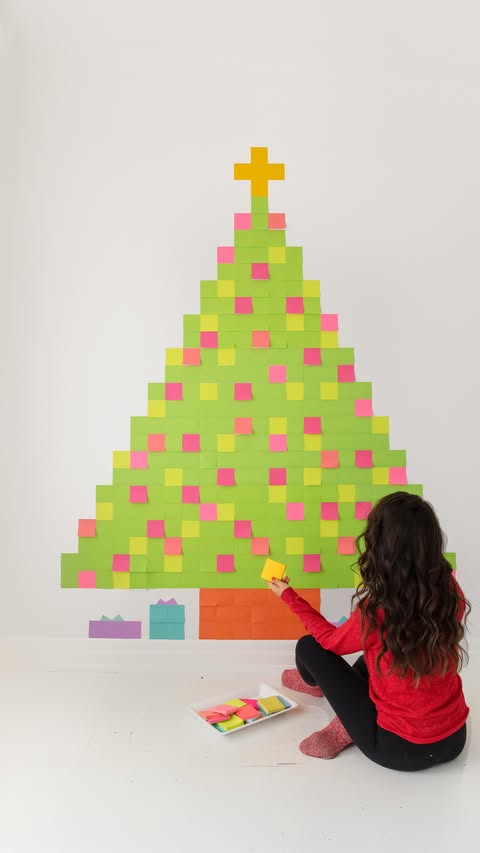 Instagram post by @annawithlove for Post-it. Caption reads: Post-it Art 🎄✨ (kids will love this one!) A fun....