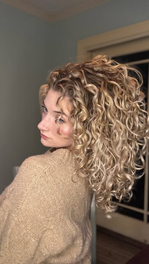 Instagram post by @goldn.curl for Gisou. Caption reads: Frizzy curls? Don’t know her. @gisou ‘s Honey....