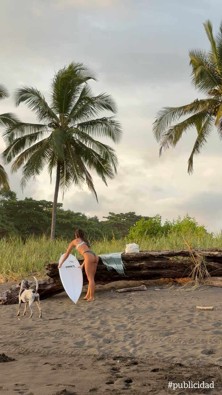 Instagram post by @emigussoni10 for Herbal Essences LA. Caption reads: Mi cabello pasa la mayor parte del tiempo en el....