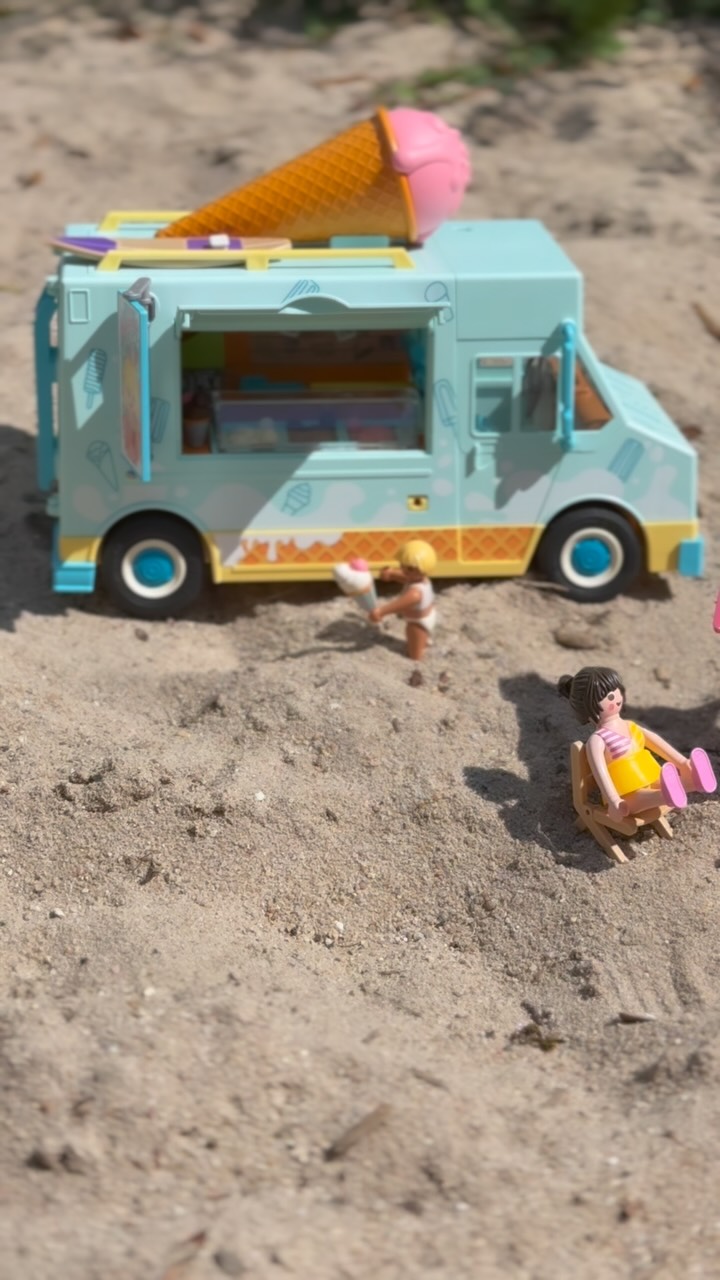 Instagram post by @muddiglueck for Playmobil. Caption reads: ☀️💛 Wer sagt eigentlich, der Sommer enden muss....