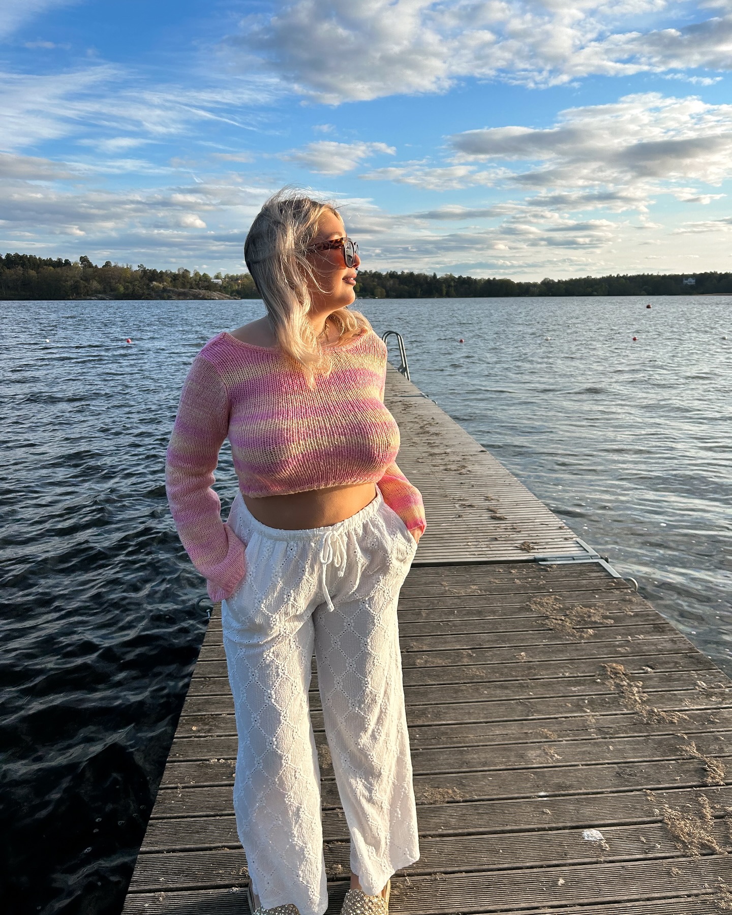 Instagram post by @ammieenoksson for MADLADY. Caption reads: Finaste byxorna inför sommaren hos @madladyse....