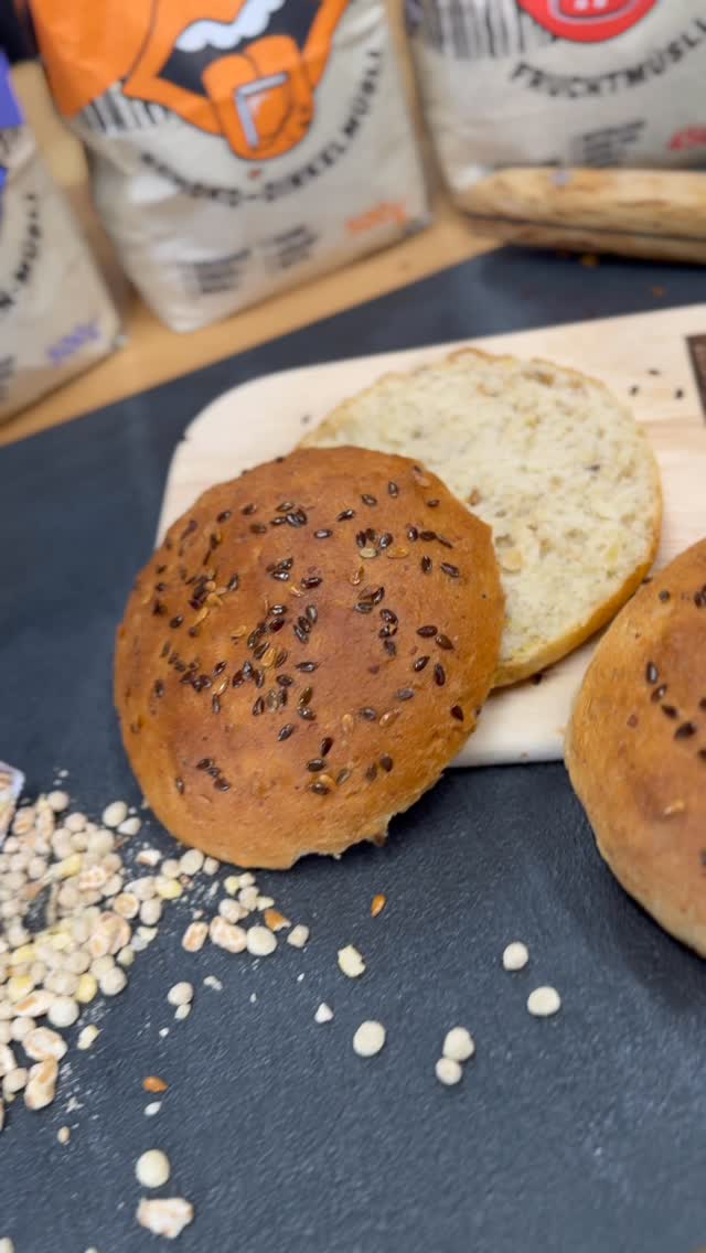 Instagram post by @axelschmitt_brotsommelier for EDEKA. Caption reads: High Protein 🍔 Burger-Buns – und so einfach....