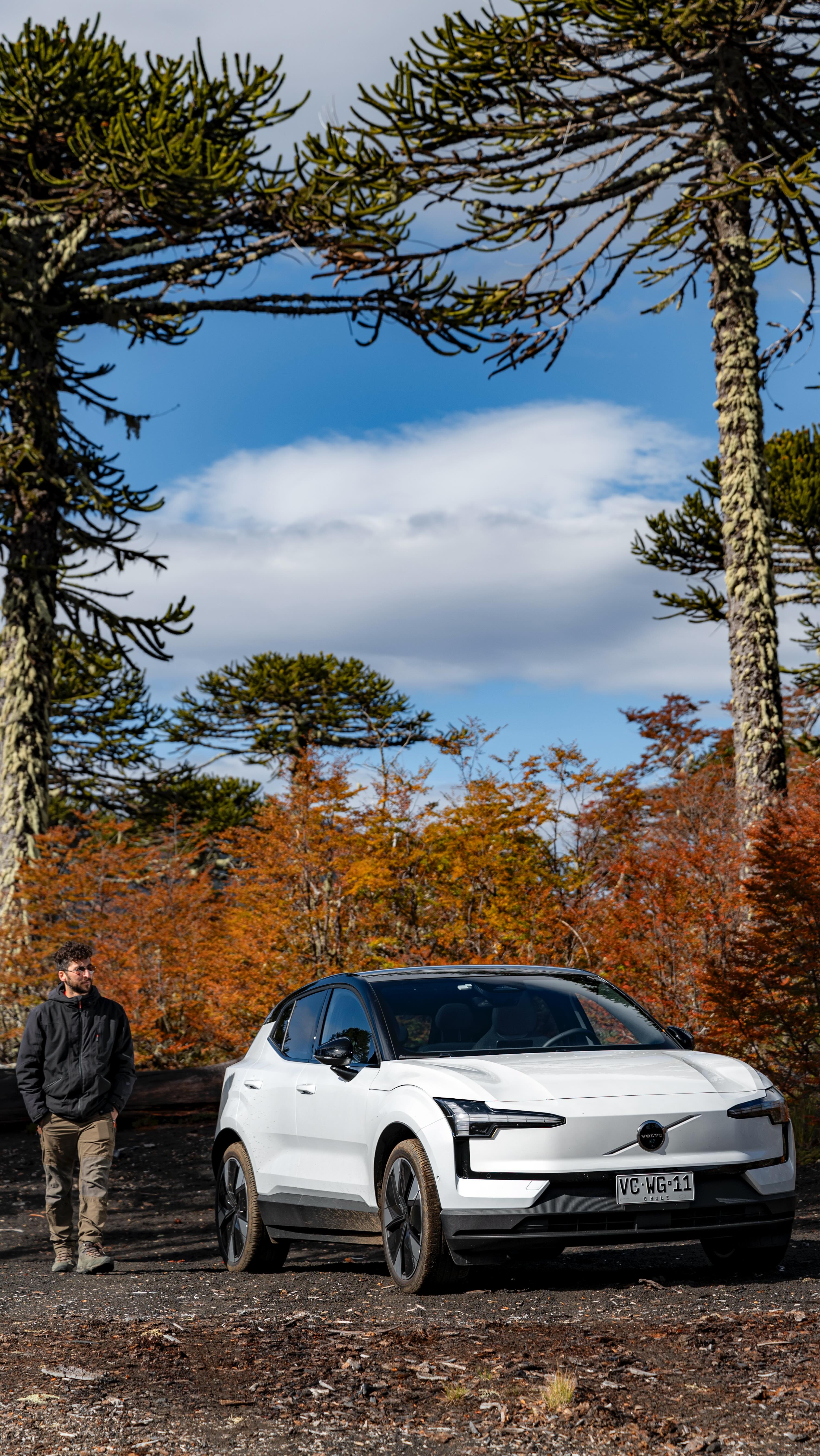 Instagram post by @benjavalenzuelawallis for Volvo Cars. Caption reads: Un paseo en auto por el PN Conguillio en otoño 🍁....