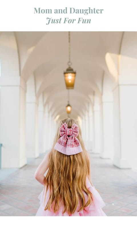 Instagram post by @celeste_wright for CALPAK. Caption reads: [...] not exist 💸

BLACK FRIDAY IS HERE 🖤✨....