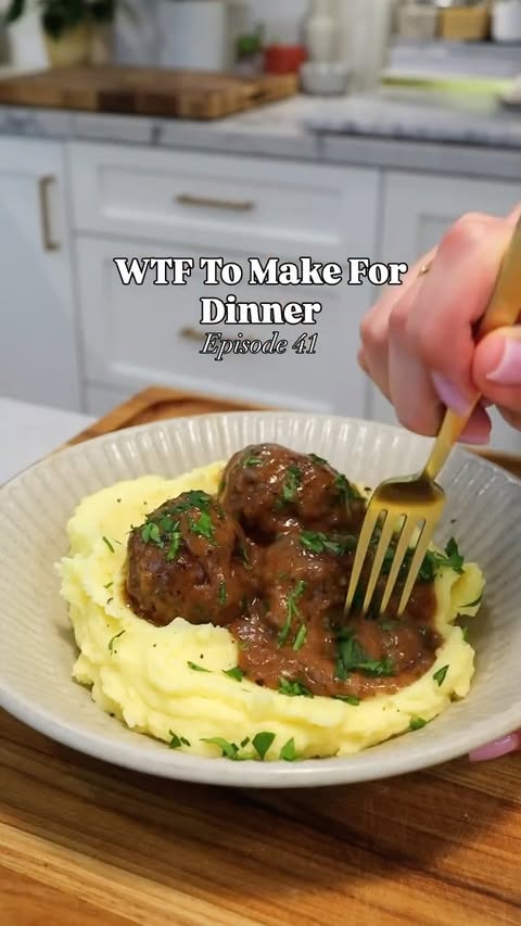 Instagram post by @erinnobrienn for Shamrock Farms. Caption reads: [...] “WTF To Make For Dinner” 🙊🤗🍷....