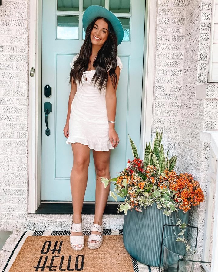 Instagram post by @carlylethornton for Lively Root. Caption reads: [...] do all the dirty work!🙏🏽 But really....