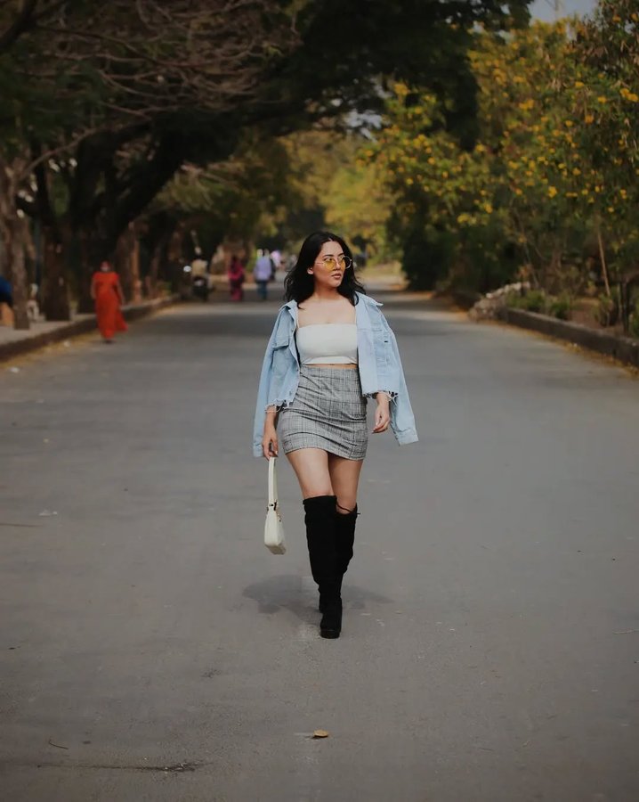 Instagram post by @dragonexplorerz for streetstylestore. Caption reads: [...] ❣️ Heads up Queens👑👸

Boots:....