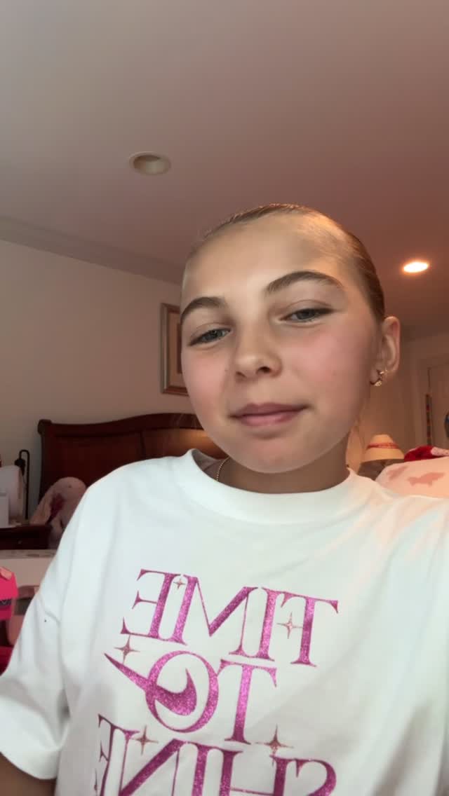 Instagram post by @elle_ubaldini for Avatara Skin. Caption reads: PR! unboxing!!!! #pr #baddie #avataraskincare....