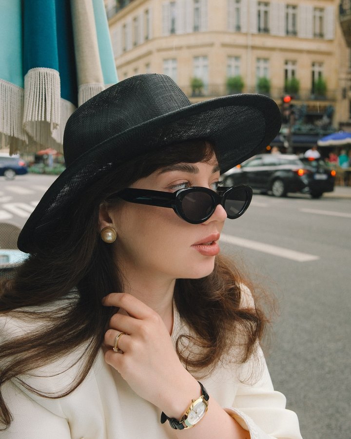 Instagram post by @li.ivanova for Jonak. Caption reads: My fav photos from Paris in May by @undeconfun....