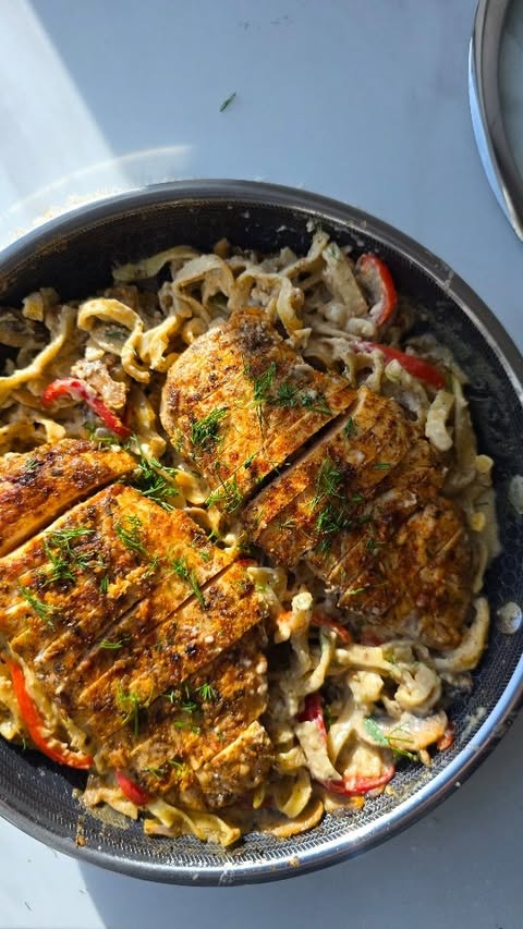 Instagram post by @artistrybymaliha for HexClad. Caption reads: [...] creamy Chicken Alfredo 🍝✨ Made in my....