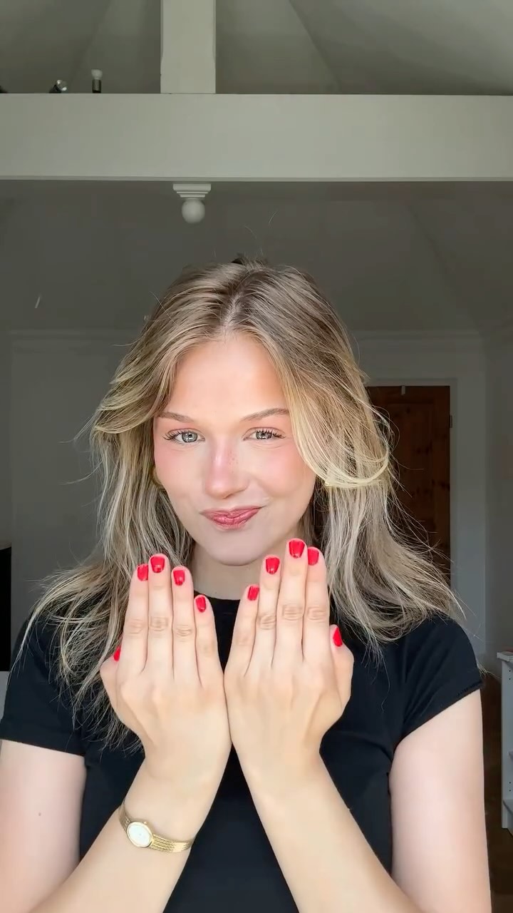 Instagram post by @annaaaurelia for Essie. Caption reads: Anzeige | habt ihr schonmal die #rednailtheory....