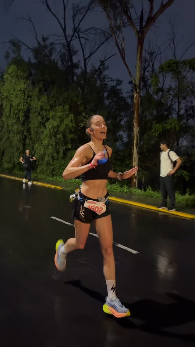 Instagram post by @aletla for Asics. Caption reads: Algunas personas estamos destinadas a pelear y....