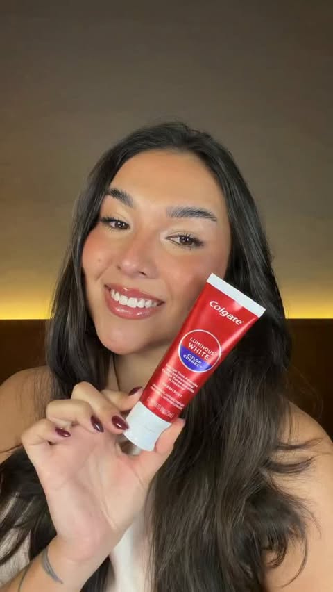 Instagram post by @daizapretto for Colgate. Caption reads: [...] que a gente já conhece na maquiagem, a....