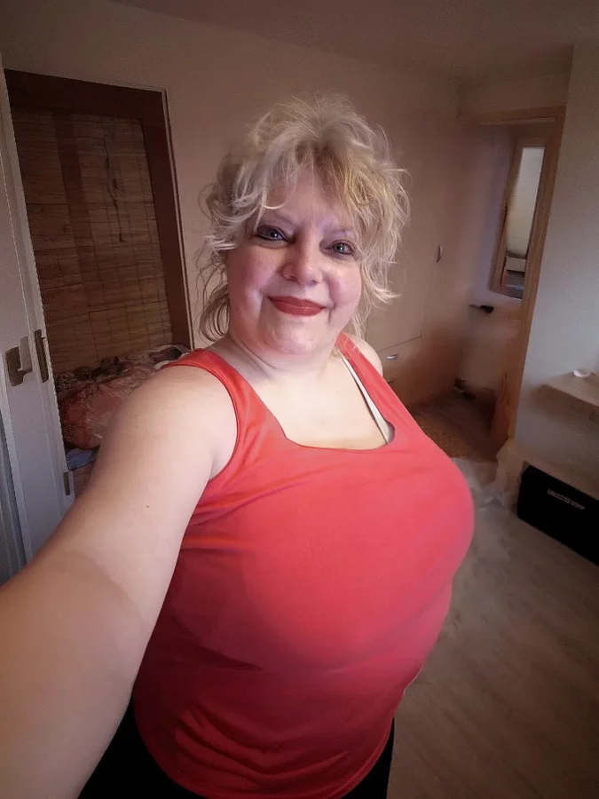 Instagram post by @sandracurvydailys for Glamorise. Caption reads: It's Friday. Feeling fiery, bold and a little bit....