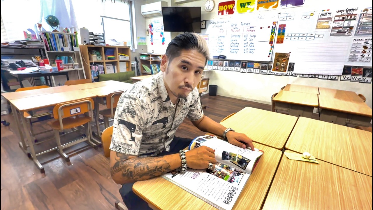 YouTube post by @Japatonic for Civitatis. Caption reads: 🏫 How a Japanese school works from the inside.